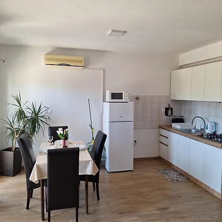 Apartment Amazing With A Terrace Makarska