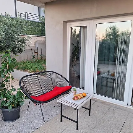 Amazing With A Terrace Apartment Makarska